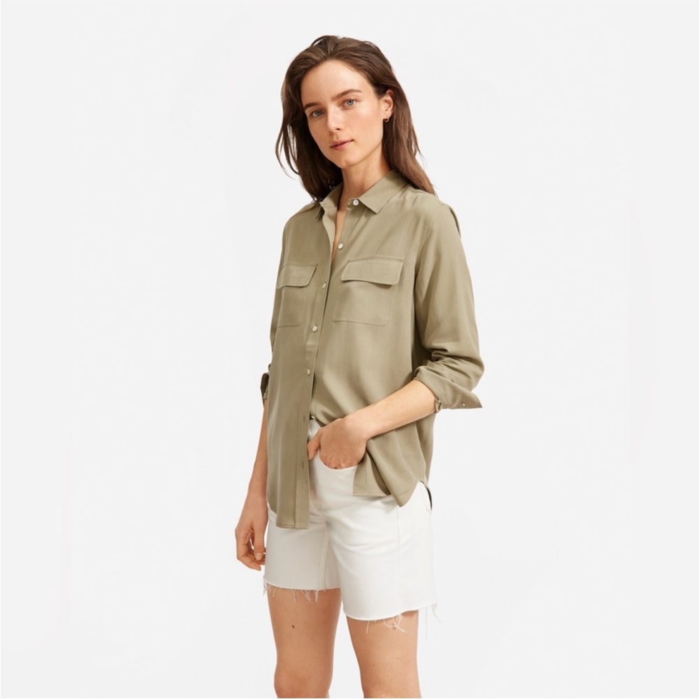 Everlane The Washable Silk Relaxed Shirt In Covert Green